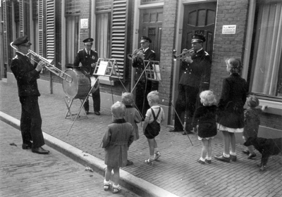221130 Afbeelding van de straatmuzikantengroep De Veermannen tijdens een optreden in de Van Alphenstraat te Utrecht.